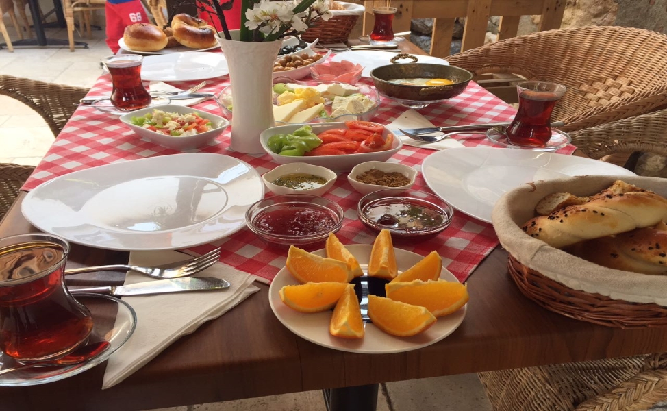 Sığacık Kale içi La Casa Cafe Serpme Köy Kahvaltısı Menüsü | İzmirburaya.com