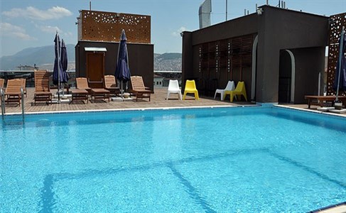 Alsancak Volley Hotel Terasında Tüm Gün Havuz Keyfi ile Enfes Hamburger Menü